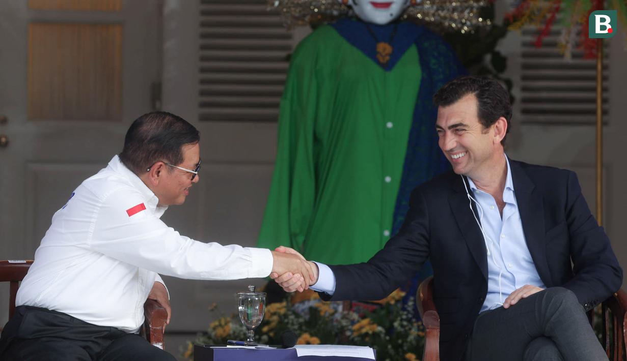 Gubernur DKI Jakarta, Pramono Anung, bersalaman dengan Co-Founder & Chief Championship Officer Formula E, Alberto Longo, saat konferensi pers Launching Ceremony Jakarta E-Prix 2025 di Pendopo Balai Kota Jakarta, pada Kamis (24/4/2025). (Bola.com/M Iqbal Ichsan)