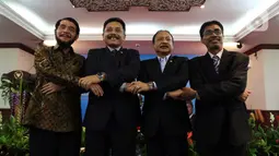 Ketua MK Anwar Usman (kiri), I Dewa Gede Palguna, Suhartoyo, dan Daniel Yusmic Pancastaki Foekh saat acara Pisah Sambut Hakim MK di Gedung MK, Jakarta, Selasa (7/1/2020). Suhartoyo kembali dilantik menjadi Hakim MK, sedangkan I Dewa Gede Palguna digantikan Daniel Yusmic. (Liputan6.com/Johan Tallo)
