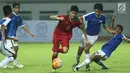 Penyerang Timnas Indonesia U-16, Rendi Juliansyah (tengah) mencoba melewati kawalan pemain Singapura U-16 saat laga persahabatan di Stadion Wibawa Mukti, Kab Bekasi, Kamis (8/6). Indonesia U-16 menang telak 4-0. (Liputan6.com/Helmi Fithriansyah)