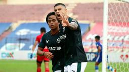 Ciro Alves menjadi bintang kemenangan Persikabo 1973 dengan hattrick-nya di menit ke-9, 60 dan 90. Hattrick keduanya di BRI Liga 1 menjadi kado terindah untuk timnya yang akan merayakan ulang tahun ke-48 pada 23 Desember 2021 nanti. (Bola.com/Nandang Permana)