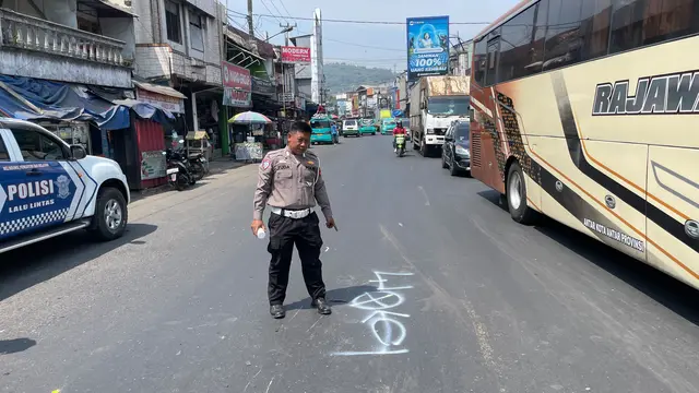 Lokasi kecelakaan mikrobus Mitsubishi L300 (Colt Mini) dan sepeda motor Honda Vario di Cibadak, Kabupaten Sukabumi. (Liputan6.com/Fira)