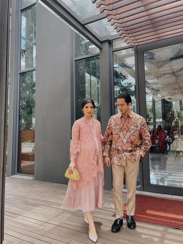 Fita Anggriani ketika hadir di acara lamaran Sheila Dara (Foto: Instagram/@fitaanggriani)