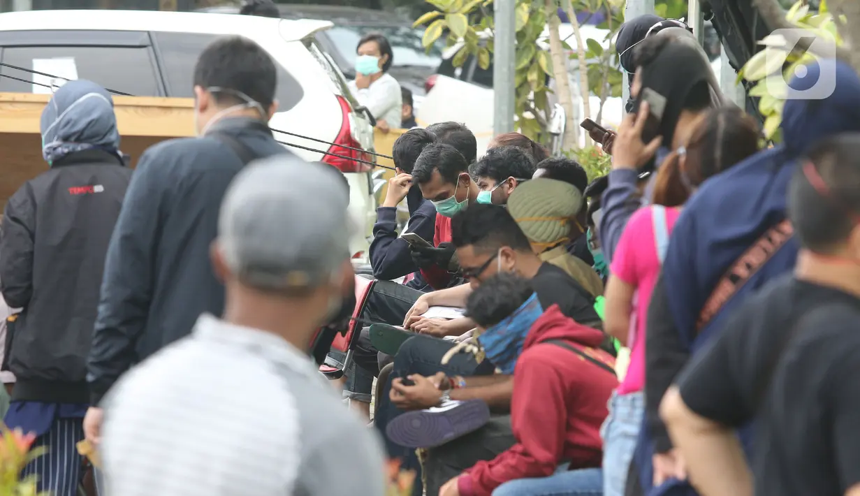 Sejumlah warga antre untuk mengikuti pemeriksaan mandiri virus corona COVID-19 di rumah sakit rujukan RSUD Pasar Minggu, Jakarta Selatan, Kamis (26/3/2019). Pemeriksaan diikuti oleh Orang Dalam Pemantauan (ODP), Pasien Dalam Pengawasan (PDP), dan suspect. (Liputan6.com/Herman Zakharia)