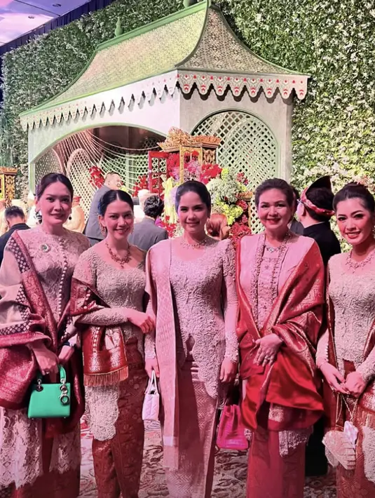 Tampak juga kehadiran Annisa Yudhoyono dengan mengenakan kebaya dan songket. Gaya rambut sanggul menyempurnakan penampilannya.  [Foto: Instagram/ PSafiera]