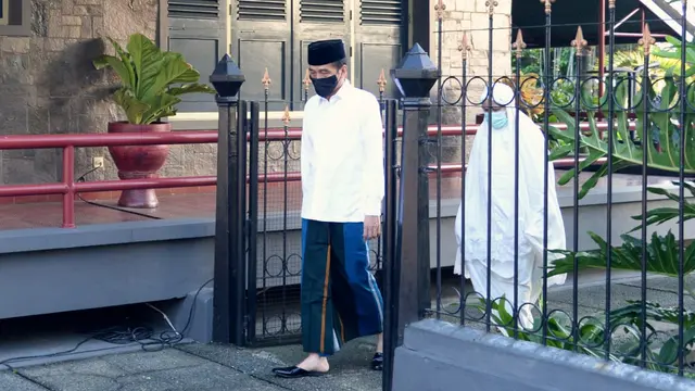 Potret Presiden Jokowi dan keluarga saat menjalankan salat id di kediamannya di Bogor. (Biro Pers Kepresidenan)