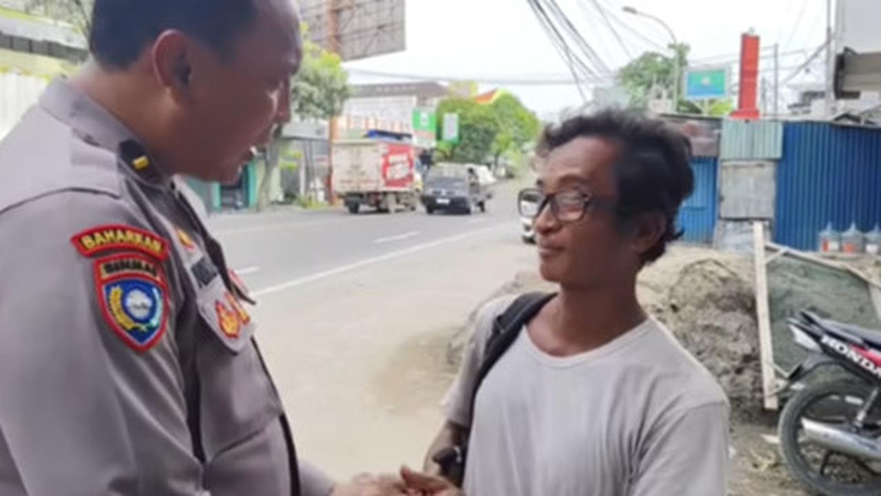 Latih Kesabaran dan Kejujuran, Pria Paruh Baya Ini Jalan Kaki Selama Dua Bulan