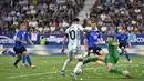 <p>Penyerang Argentina, Lionel Messi berusaha memasukan bola saat bertanding melawan Estonia pada pertandingan persahabatan di stadion El Sadar di Pamplona, Spanyol utara, Senin (6/6/2022). Messi mencetak lima gol dan mengantar Argentina menang besar atas Estonia 5-0. (AP Photo/Alvaro Barrientos)</p>