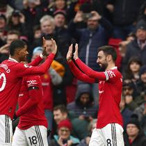 Bruno Fernandes dan Marcus Rashford merayakan sukses MU mengalahkan Cyrstal Palace Old Trafford, Sabtu (4/2/2023) malam WIB. (AP Photo/Dave Thompson). (AP Photo/Dave Thompson)