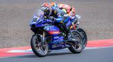 Pembalap Yamaha Racing Indonesia, Candra Hermawan (kiri) memacu motornya bersaing dengan pembalap lain saat Race 2 AP250 Asia Road Racing Championship (ARRC) Mandalika 2025 di Sirkuit Internasional Pertamina Mandalika, Lombok, NTB, Minggu (31/08/2025). (Bola.com/Bagaskara Lazuardi)