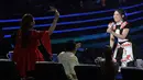 Di Grand Final Indonesian Idol 2018, Via tampil bersama Kevin, salah satu finalis Idol 2018, dan setelah itu ia membawakan lagu bergenre pop yang judulnya firasat. Dan pastinya, lagu itu sangat berbeda dengan kebiasaannya. (Deki Prayoga/Bintang.com)
