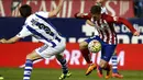 Pemain Atletico Madrid, Luciano Vietto (kanan) berusaha melewati pemain Real Sociedad, Mikel Gonzalez pada lanjutan La Liga di Vicente Calderon, Madrid, Rabu (2/3/2016) dini hari WIB. (REUTERS/Juan Medina)