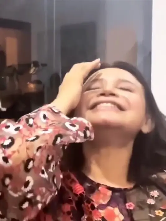 "Pokoknya kita harus revisi doa. KITA LENGKAPI DOA NYA @prillylatuconsina96," tutup Rossa. [Instagram/itsrossa910]