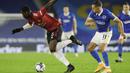 Gelandang Manchester United, Paul Pogba, berusaha melewati pemain Brighton pada laga Carabao Cup di Stadion Falmer, Kamis (1/10/2020) dini hari WIB. Manchester United menang 3-0 atas Brighton. (Matt Dunham/Pool via AP)