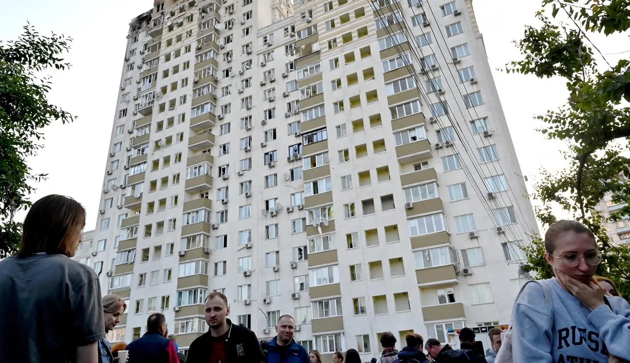 Pihak Ukraina mengatakan bahwa mereka telah menjatuhkan 29 dari 31 pesawat tak berawak, terutama di atas Kyiv dan wilayah Kyiv dalam serangan terbaru Rusia - serangan ketiga di ibu kota dalam waktu 24 jam. (Sergei SUPINSKY/AFP)