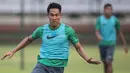 Bek Timnas Indonesia U-22, Ryuji Utomo, mengejar bola saat latihan di Lapangan SPH Karawaci, Banten, Jumat (11/8/2017). Ini merupakan latihan terakhir sebelum berangkat ke Malaysia. (Bola.com/Vitalis Yogi Trisna)