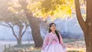 Bagian paling mencuri perhatian dari hanbok yang dikenakan Titi Kamal adalah roknya yang berwarna pink gradasi. [@titi_kamall]