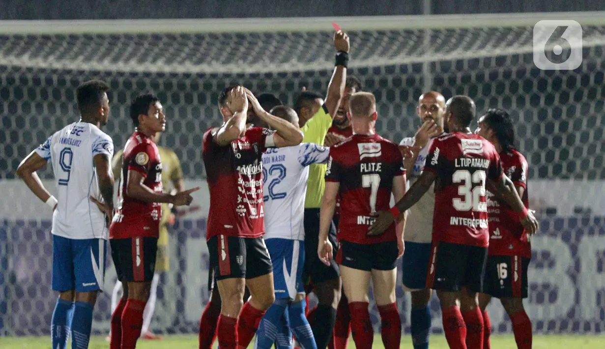 Pemain Bali United Leonard Tupamahu mendapat kartu merah saat melawan Persib Bandung pada laga BRI Liga 1 di Stadion Indomilk Arena, Tangerang, Sabtu (18/9/2021). Persib Bandung ditahan imbang 10 pemain Bali United dengan skor 2-2. (Bola.com/M. Iqbal Ichsan)