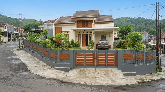 Inspirasi Pagar Berundak untuk Rumah di Lahan Miring Model Gerbang di Titik Tengah