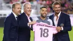 Pemain baru Inter Miami, Jordi Alba (tengah kanan) berfoto bersama dengan para pemilik klub Inter Miami, Jose Mas (kiri), Jorge Mas (tengah kiri), dan David Beckham sebelum 32 besar piala liga 2023 melawan Orlando City di DRV PNK Stadium, Florida, Amerika Serikat, Rabu (02/08/2023) waktu setempat. (AFP/Getty Images/Hector Vivas)