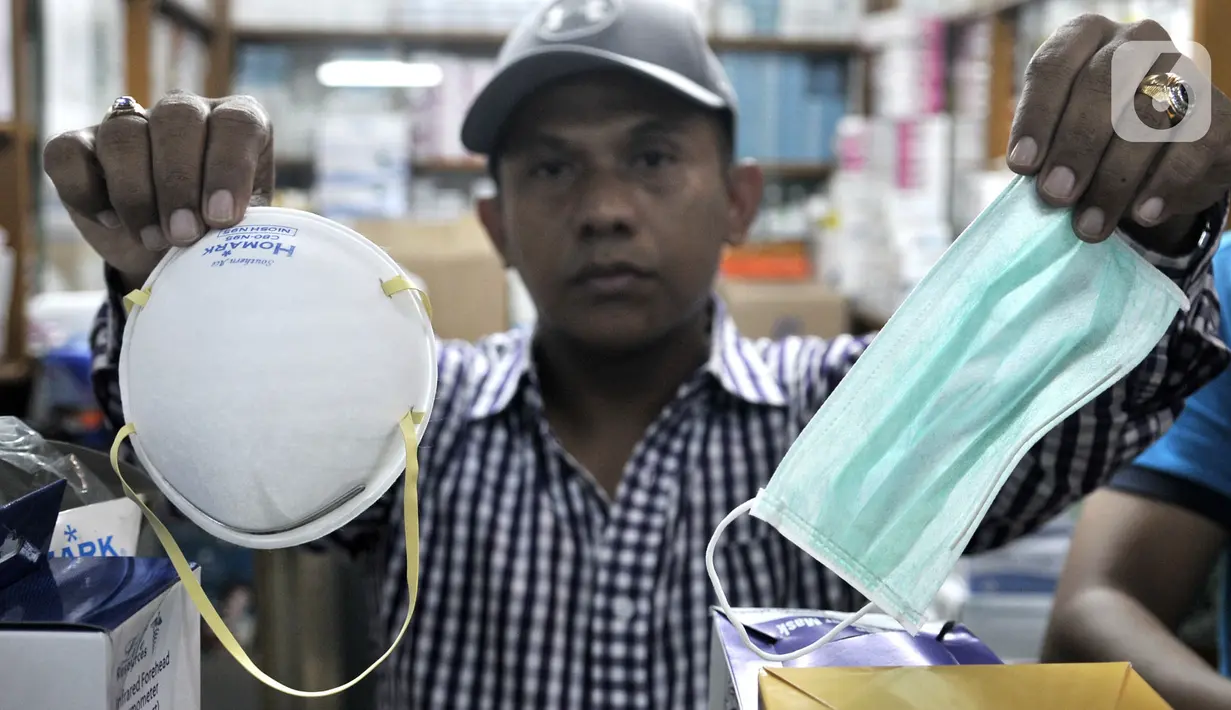 Pedagang menunjukkan masker jenis N-95 (kiri) dan biasa di toko alat kesehatan di Pasar Pramuka, Jakarta, Selasa (4/2/2020). Isu merebaknya wabah virus corona di Indonesia membuat penjualan masker di Pasar Pramuka meningkat pesat meski dalam sepekan harga melonjak tajam. (merdeka.com/Iqbal Nugroho)
