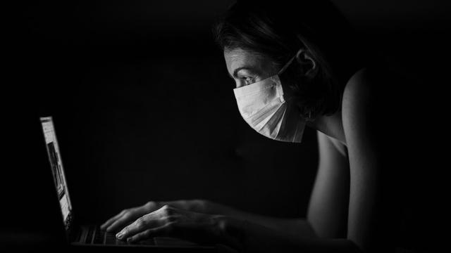 Gambar Ilustrasi Wanita Memakai Masker