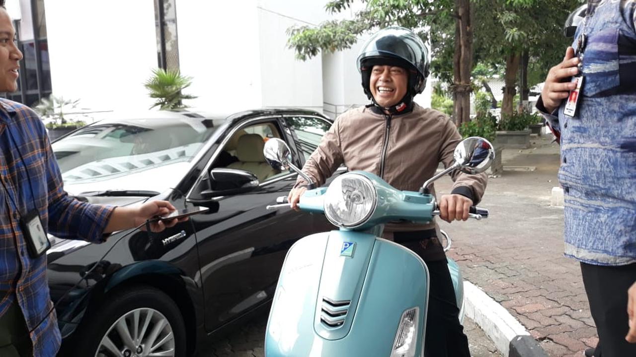 Wakabareskrim Irjen Antam Novambar menunggangi Vespa biru kesayangannya usai mengikuti Uji Publik KPK. (istimewa)