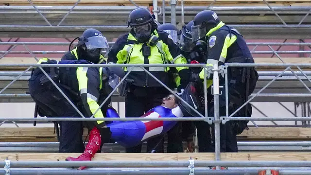 FOTO: Massa Pendukung Donald Trump Serbu Capitol Hill, 1 Orang Tewas