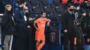 Bek Istanbul Basaksehir, Rafael (tengah), menunggu di pinggir lapangan usai dihentikannya laga lanjutan Liga Champions Grup H melawan Paris Saint-Germain di Parc des Princes Stadium, Selasa (8/12/2020). (AFP/Franck Fife)