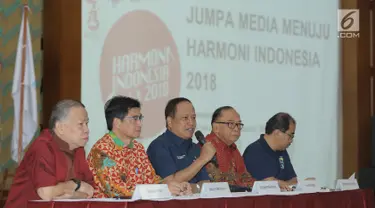 Menristek Dikti, M Nasir memberikan keterangan pada acara jumpa media Harmoni Indonesia 2018 di Kemenristekdikti, Jakarta, Jumat (3/8). Kegiatan itu diadakan untuk menyambut HUT Kemerdekaan Indonesia serta Asian Games 2018. (Liputan6.com/Herman Zakharia)