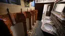 Toilet para pria digambarkan di dalam pub Philharmonic Dining Rooms di Liverpool pada 11 Februari 2020. Pub yang mendapat status Grade II sejak tahun 1955, sekarang bergabung dengan permata arsitektur Inggris lainnya, seperti Istana Buckingham. (Paul ELLIS / AFP)