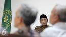 Fuad Amin mendengarkan keterangan saksi saat mengikuti sidang lanjutan di Pengadilan Tipikor, Jakarta, Senin (10/8/2015). Agenda sidang mendengarkan keterangan 16 saksi dari SKPD Bangkalan dan pihak bank. (Liputan6.com/Helmi Afandi)