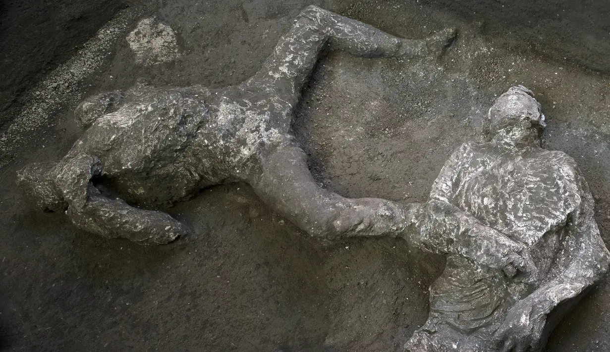 Para arkeolog menemukan sisa jasad dua penduduk kota kuno Romawi Pompeii, seperti diumumkan otoritas arkeologi Italia pada Sabtu (21/11/2020). Dua jasad itu diperkirakan berasal dari tahun 79 M saat Pompeii dilanda letusan gunung berapi hingga menghancurkan kota (Parco Archeologico di Pompei via AP)