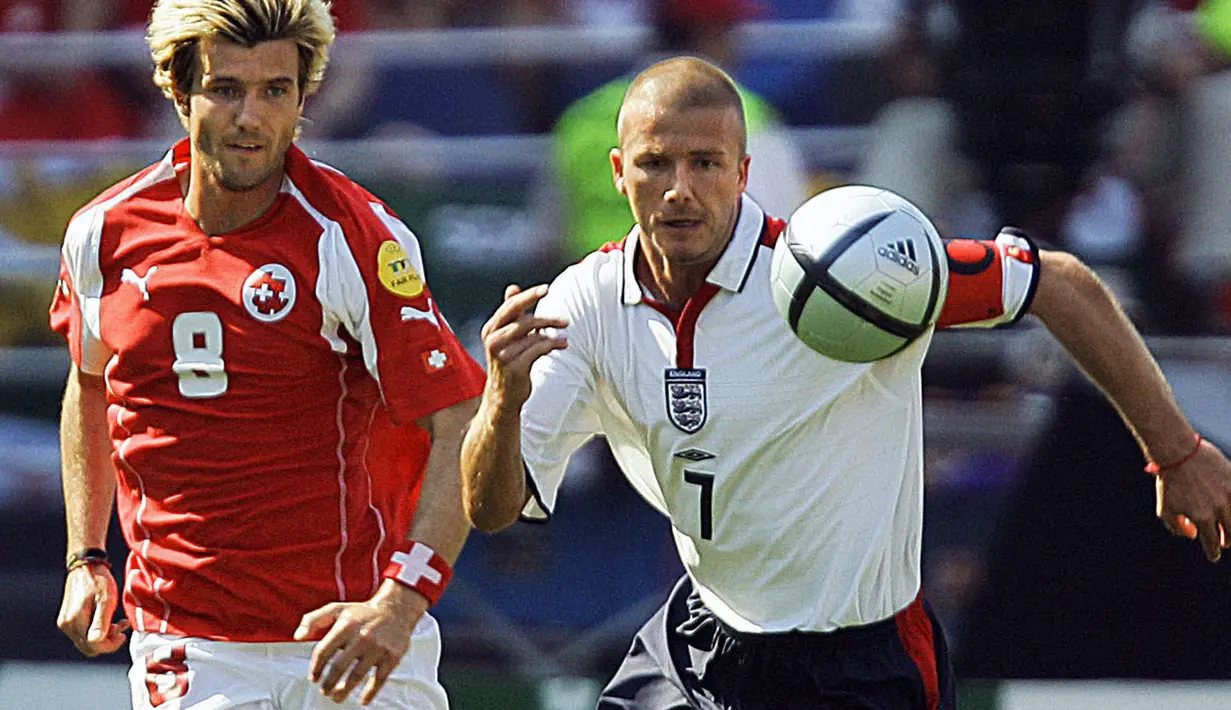 Gelandang Timnas Inggris, David Beckham yang telah pensiun bersama timnas usai Piala Dunia 2010 tercatat memiliki total 115 caps bersama Three Lions dengan torehan 17 gol. Namun tak satupun gol dicetaknya dalam 2 edisi Euro yang diikutinya pada 2000 dan 2004. Dari total 7 laga, ia hanya menorehkan 5 assist. (AFP/Janek Skarzynski)
