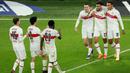 Para pemain Stuttgart merayakan gol yang dicetak oleh Nicolas Gonzalez ke gawang Borussia Dortmund pada laga Bundesliga di Stadion Signal Iduna Park, Minggu (13/12/2020). Stuttgart menang dengan skor 5-1. (AFP/Focke Strangmann)