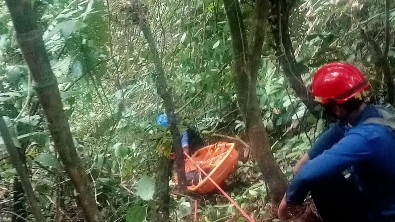 Proses Evakuasi Pria 60 Tahun yang Sempat Dilaporkan Hilang Saat Mendaki Gunung Salak