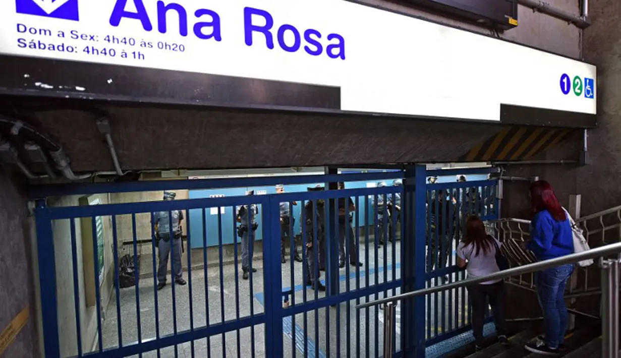 Penjagaan ketat diberlakukan aparat kepolisian setempat di Stasiun Metro, Ana Rosa, Sao Paulo, tempat para pekerja dan anggota MTST (Gerakan Pekerja Tunawisma) Brasil berunjuk rasa, (9/6/2014). (AFP PHOTO/NELSON Almeida)