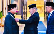 VIDEO: Momen Mesra Prabowo Digandeng Raja Malaysia, Tunduk Terima Gelar 'Yang Amat Dihormati