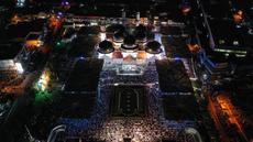 Foto dari udara memperlihatkan umat muslim sedang melaksanakan sholat tarawih pertama sekaligus menandai dimulainya bulan suci Ramadhan di Masjid Raya Baiturrahman, Banda Aceh, Rabu (22/3/2023). (CHAIDEER MAHYUDDIN/AFP)