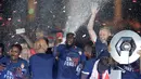 Pemain Monaco memegang trofi Liga Prancis usai mengalahkan Saint Etienne 2-0 pada pertandingan pekan ke-37 di Stadion Stade Louis II, Kamis (18/5) dini hari. Kemenangan ini mengakhiri dominasi PSG selama empat tahun terakhir (AP Photo/Claude Paris)