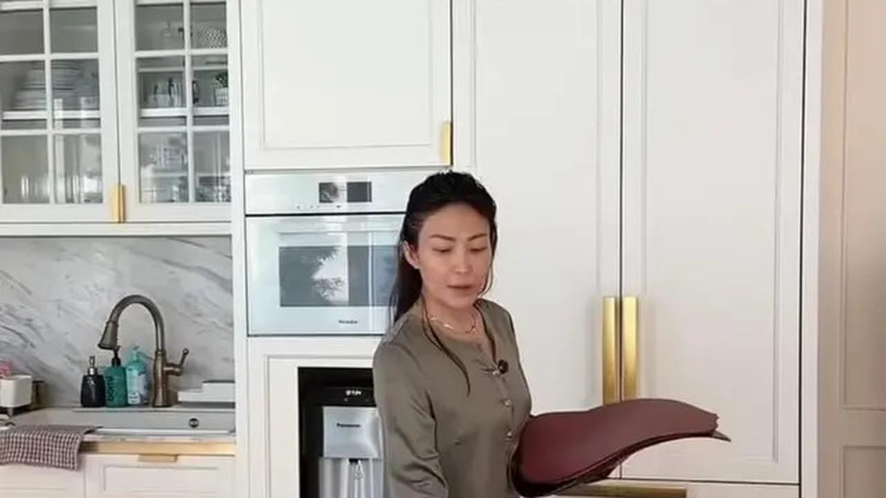 6 Potret Dapur di Rumah Ayu Dewi, Nuansa Putihnya Bikin Betah