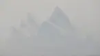 Kabut asap pekat menyelimuti Opera House di Sydney, Australia, Selasa (10/12/2019). Kondisi udara Sydney semakin buruk akibat kabut asap pekat yang ditimbulkan oleh kebakaran hutan. (AP Photo/Rick Rycroft)