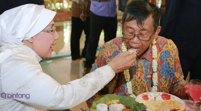 Kebahagiaan benar-benar dirasakan pasangan lanjut usia Nani Wijaya dan Ajip Rosidi. Usai akad nikah berlangsung, acara resepsi pun digelar dan dihadiri para sahabat, kerabat serta tamu undangan kedua mempelai. (Adrian Putra/Bintang.com)