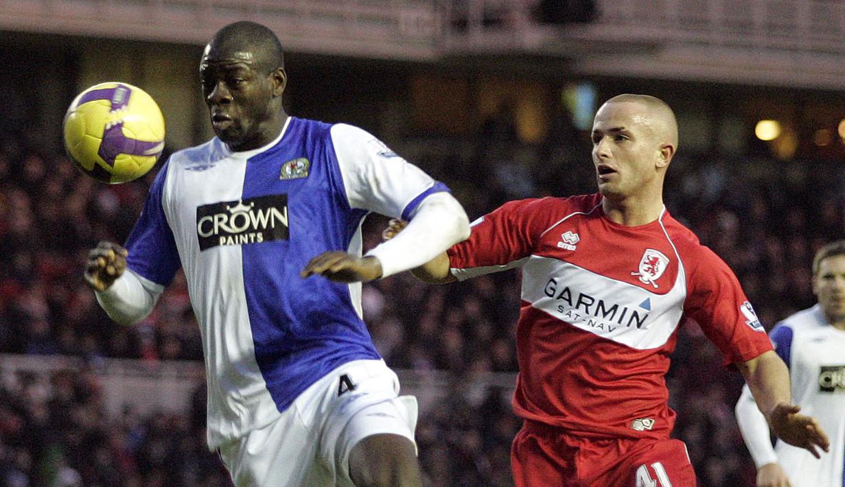 Nasib sama juga dialami oleh Chris Samba. Ia menginginkan untuk bermain di klub yang lebih besar usai dirinya tidak setuju dengan pihak klub yang memecat pelatihnya, Sam Allardyce pada 2010. Namun hanya hal itu bersifat sementara dan benar-benar dicopot saat hengkang pada 2012. (AFP/Graham Stuart)