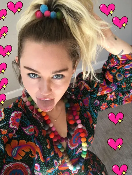 Namun kali ini berbeda dengan pesta-pesta dan liburan sebelumnya, Miley yang berpesta di Tennessee bersama keluarga besarnya tidak dihadiri oleh Liam yang rumornya tengah berada di Malibu. (Instagram/mileycyrus)