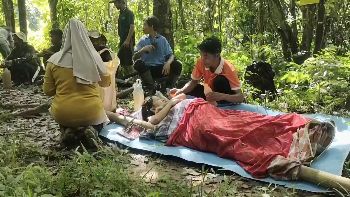 Ibu hamil di Sulbar ditandu 4 jam lewat hutan-sungai, bayi tak selamat. Kronologinya gimana? Simak detailnya: