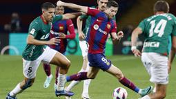 Pemain Barcelona, Robert Lewandowski, berusaha melewati pemain Alaves pada laga pekan ke-13 La Liga 2023/2024 di Estadi Olímpic Lluís Companys, Minggu (12/11/2023). Dengan kemenangan ini, Barcelona mengemas 30 angka dari 13 laga dan berada di peringkat ketiga klasemen sementara. (AP Photo/Joan Monfort)