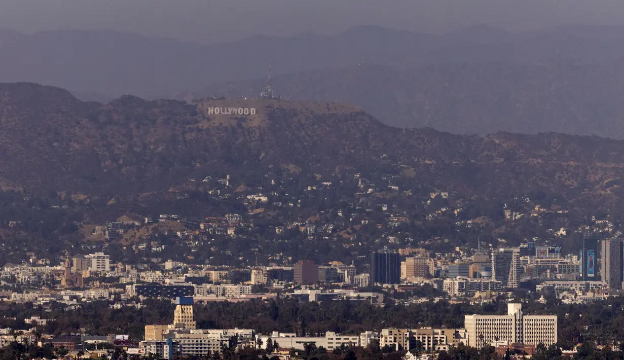 Kabut asap berasal dari sejumlah kebakaran hutan di sekitar kota Los Angeles yang terjadi dalam beberapa waktu terakhir. (AP Photo/Etienne Laurent)