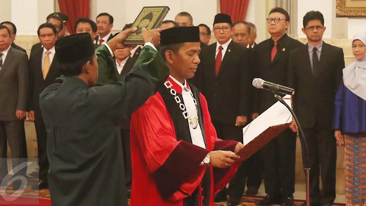 Sambil tertawa, Saldi pun mempersilakan Hasyim menyampaikan pertanyaannya kepada saksi.<br>
