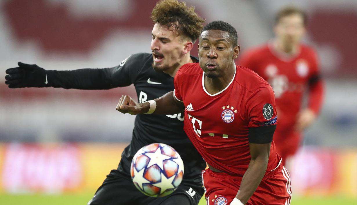 Bek Bayern Munchen, David Alaba, berebut bola dengan penyerang RB Salzburg, Mergim Berisha, pada laga lanjutan Grup A Liga Champions di Allianz Arena, Kamis (26/11/2020) dini hari WIB. Bayern Munchen menang 3-1 atas RB Salzburg.