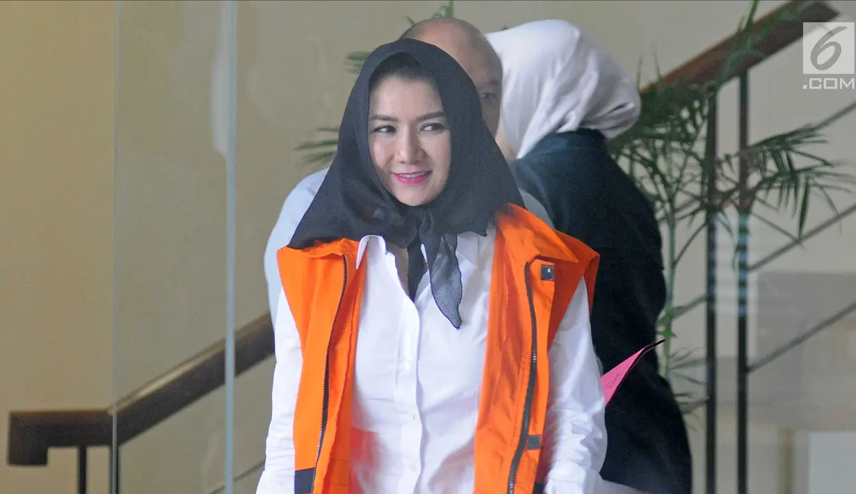 Tersangka Bupati Kutai Kartanegara nonaktif Rita Widyasari berjalan usai diperiksa di Gedung KPK, Jakarta, Kamis (1/2). Rita kembali diperiksa sebagai tersangka dalam kasus dugaan tindak pidana pencucian uang (TPPU). (Liputan6.com/Herman Zakharia)